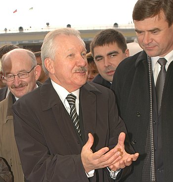 Представляя коми выпечку, Владимир Торлопов (в центре) заверил Владимира Еремченко (справа): «Будешь есть если не каждый день, то через день». Фото Кирилла Затрутина.