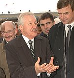 Представляя коми выпечку, Владимир Торлопов (в центре) заверил Владимира Еремченко (справа): «Будешь есть если не каждый день, то через день». Фото Кирилла Затрутина.