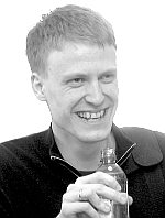 Павел Марущак (в центре) давал жителям Ижмы деньги за то, что они подписывали протоколы допросов, которые не читали. Фото «ЗЖ».