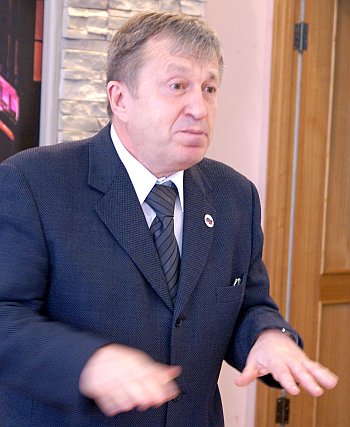 Сергей Катунин призвал однопартийцев не придавать особого значения вызывающему выступлению Александра Ольшевского. Фото Андрея Аксеновского.