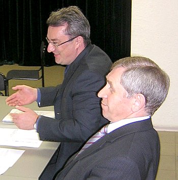 Вячеслав Гайзер (на заднем плане) дал понять предпринимателям, что их сложности его не волнуют. Фото Андрея Влизкова.