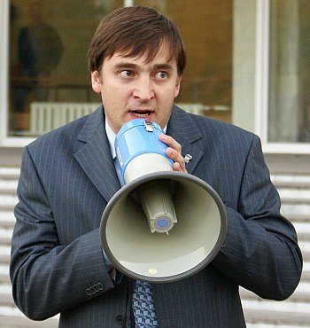 Роман зенищев начал свое выступление с маленькой лжи о «стихийности» митинга. фото андрея аксеновского.